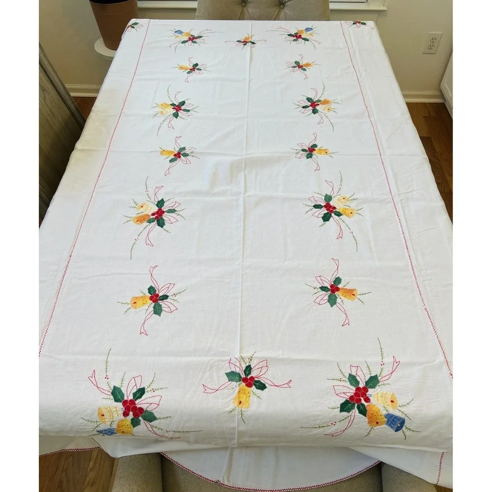 VINTAGE HAND EMBROIDERED CHRISTMAS TABLECLOTH Set W/12 Napkins 72X 108